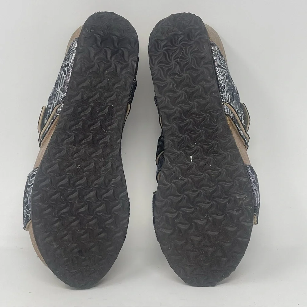 Muk Luks Emery Wedge Sandals Womens 8 Metallic Silver Floral Cork Slip On